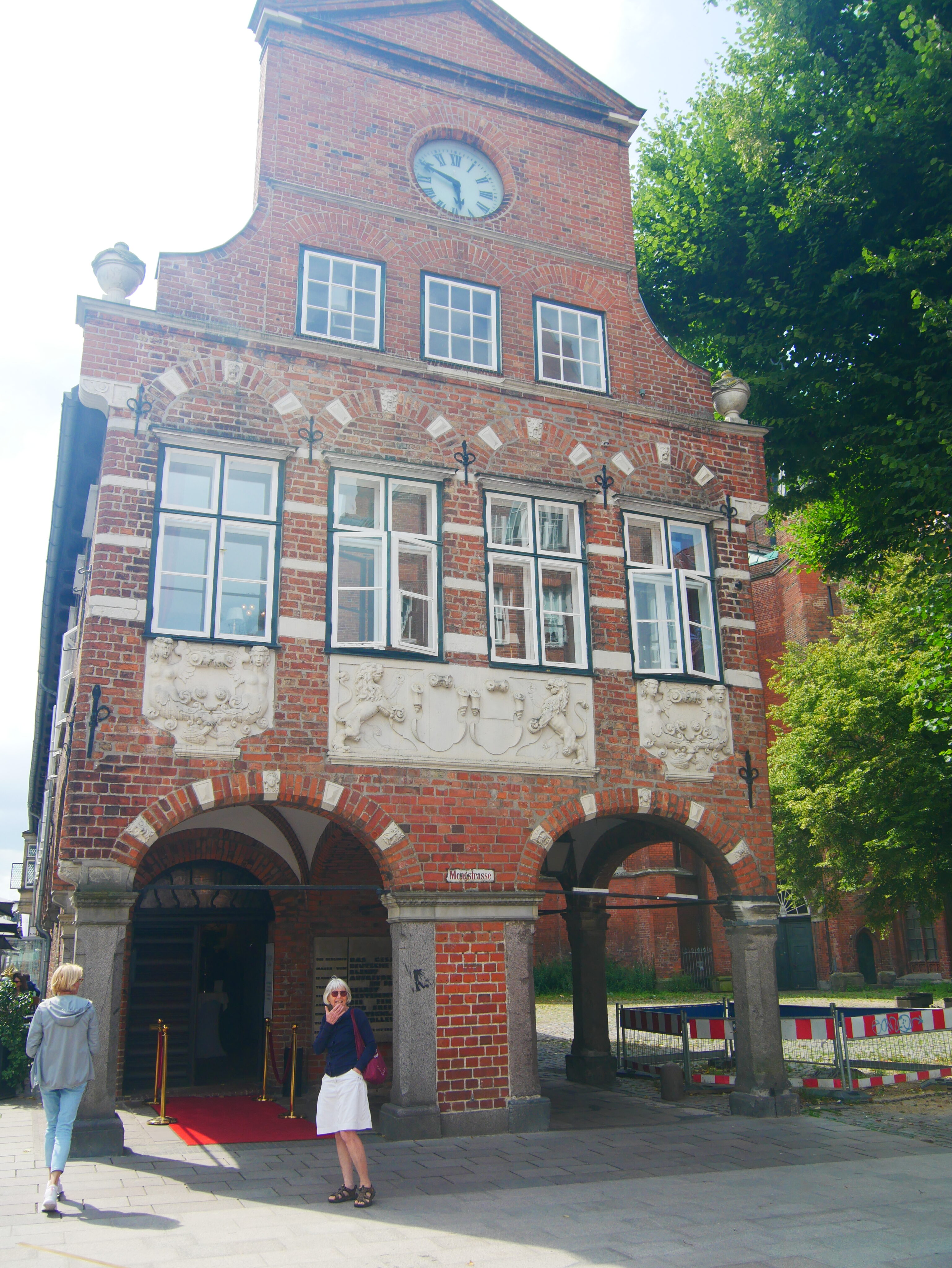 F devant une vieille maison de Lübeck